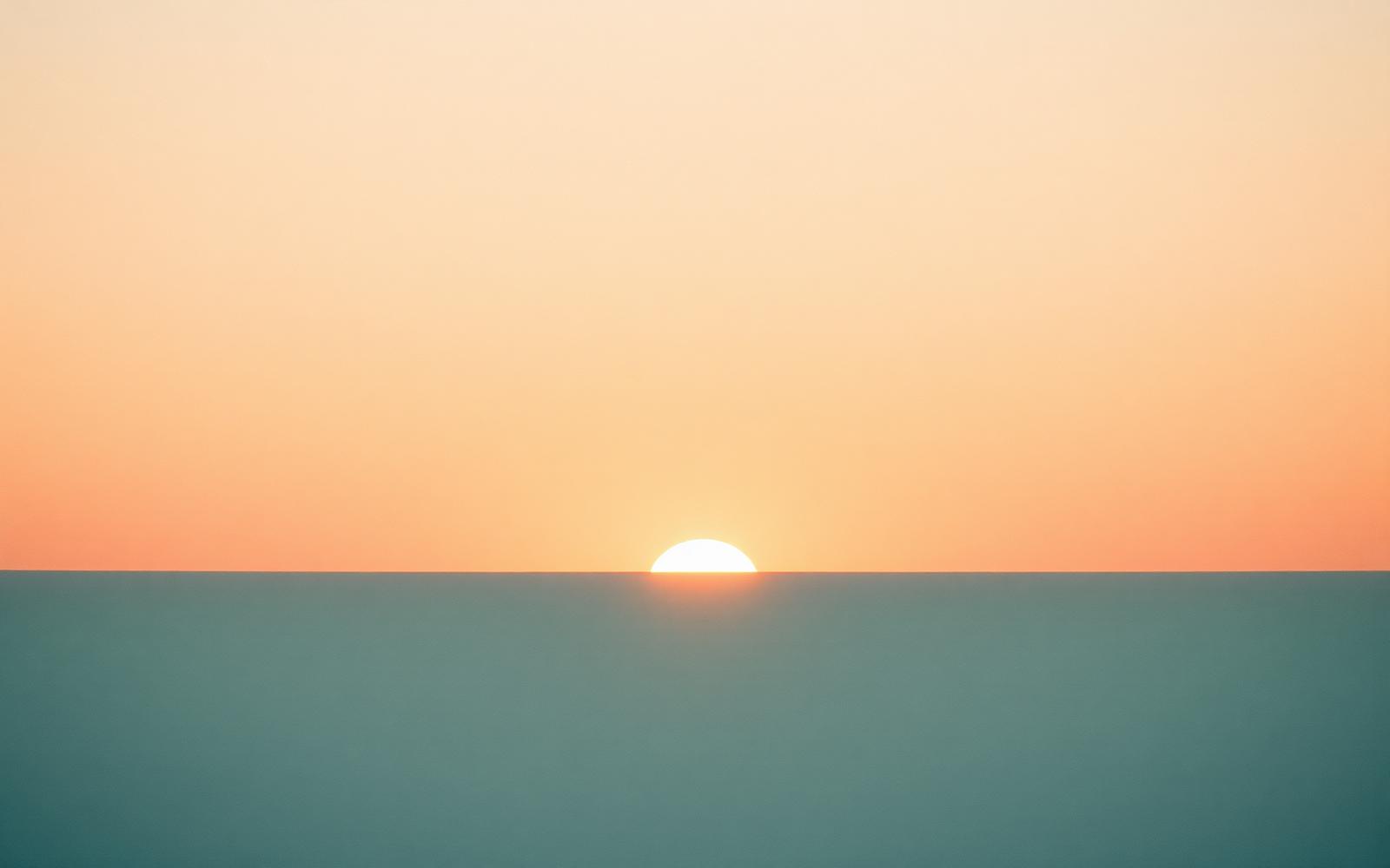 Horizonte sereno ao amanhecer, representando travessia e novos caminhos